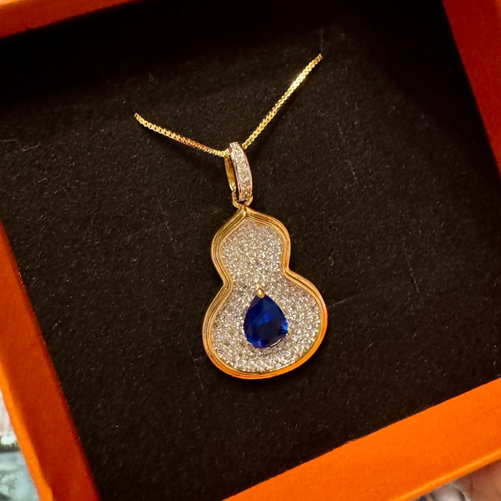 Unique Hulu diamonds pendant